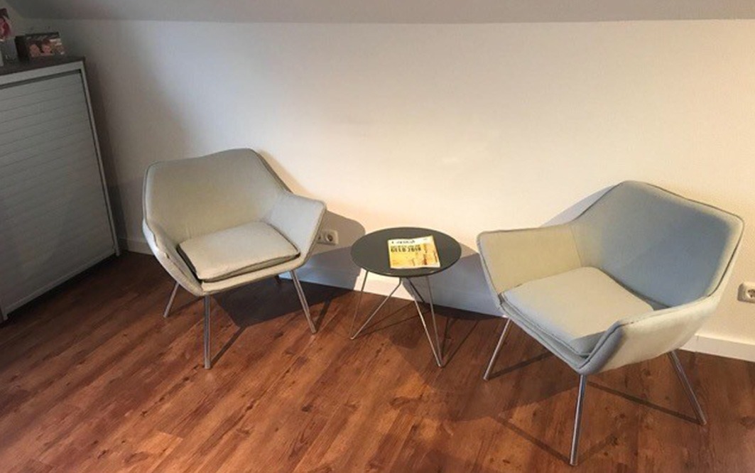 Raum mit zwei Stühlen