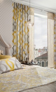 Schlafzimmer mit gelben Details, Ansicht auf Fenster mit gelb und grauen Flaechenvorhang