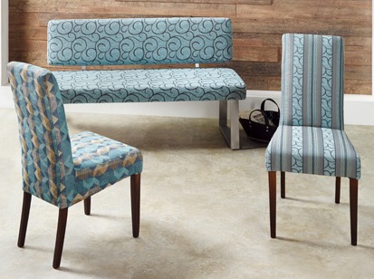 Polsterstoffe Sofa, zwei Stuehle mit blau, dunkelblau und braunen Muster vor Holzwand