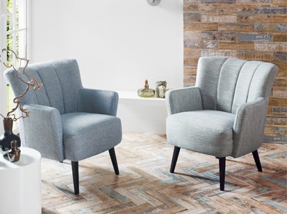 Polsterstoffe zwei Sessel blau und grau, orange/blaue Wand, Boden