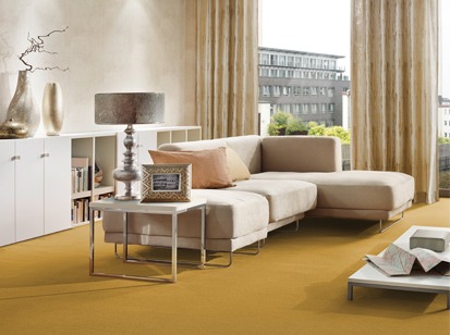 Teppichboden gelb, Wohnzimmer mit beschen Details