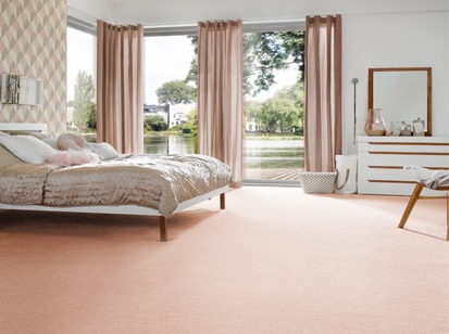 Teppichboden rosa, Schlafzimmer mit großen Fenstern und rosa Details