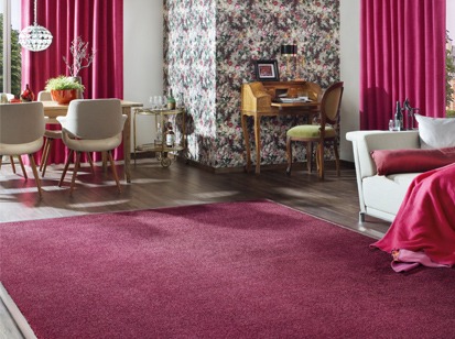 Teppich violett/rot Wohn/Esszimmer mit weissem Sofa, Esstisch, Blumentapete