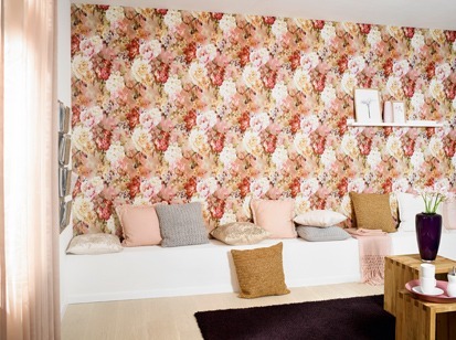 Wohnzimmer Sofa mit rosa, braun, grau Kissen mit Blumen Tapete rosa,rot, orange