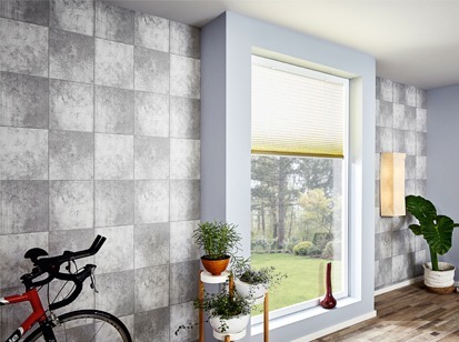 Wand mit grauer Tapete mit Vierecken, großes Fenster, Pflanzen und Fahrrad