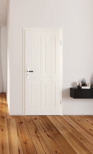 Raum mit weißer Holztür