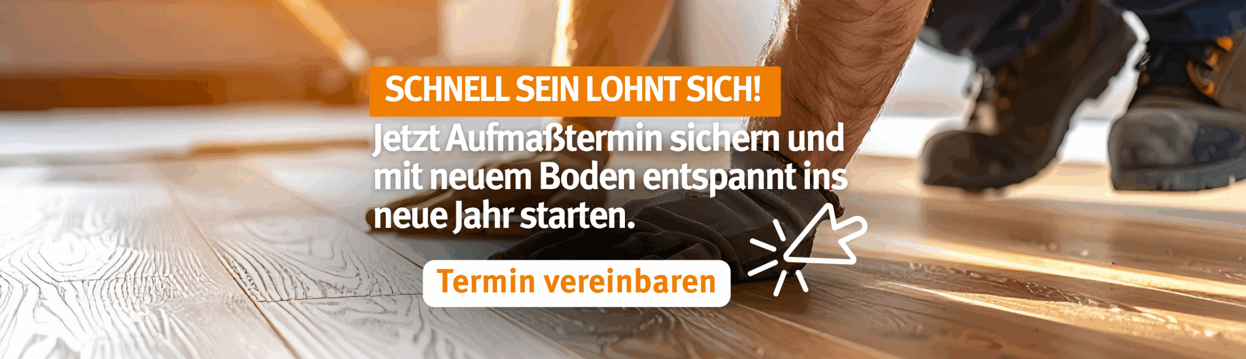 Handwerker verlegt Parkettboden – Kampagnenbanner: Schnell sein lohnt sich! Jetzt Aufmaßtermin sichern.